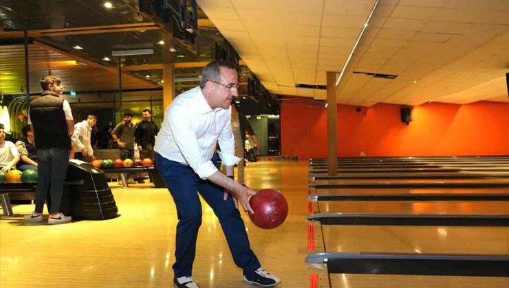 AK Partili Sürekli Karşıyakalı gençlerle bowlingde ter attı