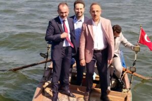 İzmir Körfezi'nin kirlilik sorununu yerinde tespit etmek amacıyla tekne ile açılan