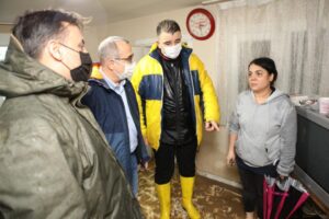 AK Parti İzmir; yaşanan sel felaketiyle birlikte sahaya indi. İzmir