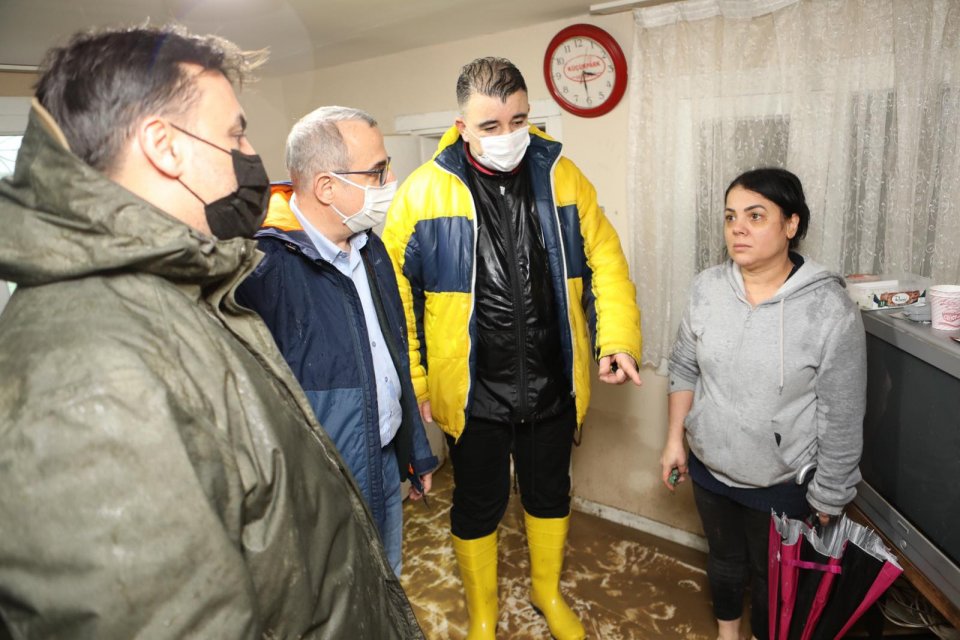 AK Parti İzmir; yaşanan sel felaketiyle birlikte sahaya indi. İzmir