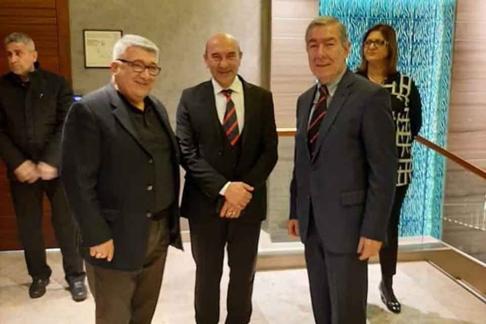&ldquo;Her mahalleye bir k&uuml;t&uuml;phane&rdquo; kampanyasına İzmirli akademisyen ve yazar M&uuml;nci