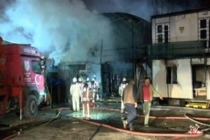 İstanbul &Uuml;mraniye'de, akaryakıt depolarının bulunduğu bir işyerinde &ccedil;ıkan yangın, itfaiye