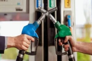 Rusya-Ukrayna savaşıyla birlikte brent petrol fiyatlarında dalganlanma s&uuml;rerken, benzin ve