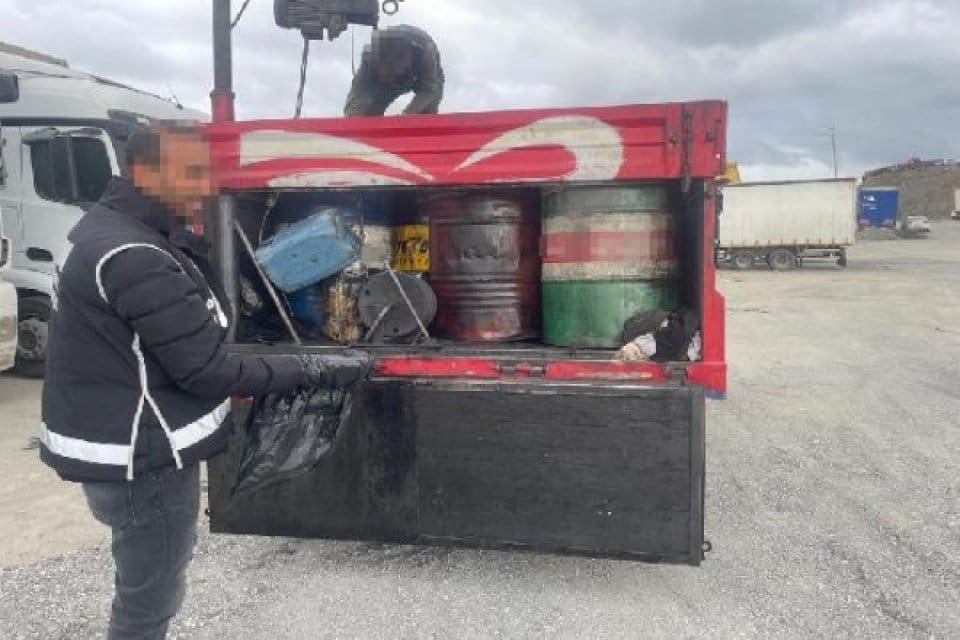 İstanbul'da 7 il&ccedil;ede &lsquo;10 numara&rsquo; olarak tabir edilen ka&ccedil;ak akaryakıt