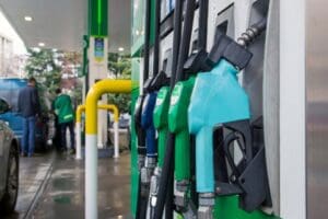 Dolar kurundaki y&uuml;kselişle birlikte akaryakıta &ccedil;ifte zam geldi. Peş peşe