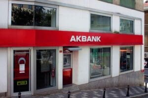 &nbsp;Neredeyse 32 saattir işlem yapılamayan Akbank'a girmeye &ccedil;alışan m&uuml;şteriler "M&uuml;şteri