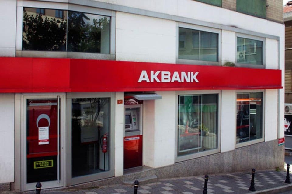 &nbsp;Neredeyse 32 saattir işlem yapılamayan Akbank'a girmeye &ccedil;alışan m&uuml;şteriler "M&uuml;şteri