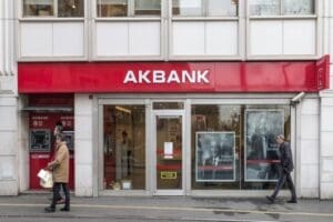 Akbank'ın sistemlerine d&uuml;nden bu yana giriş sağlanamıyor. M&uuml;şterilerin hesaplarına ulaşamamasından