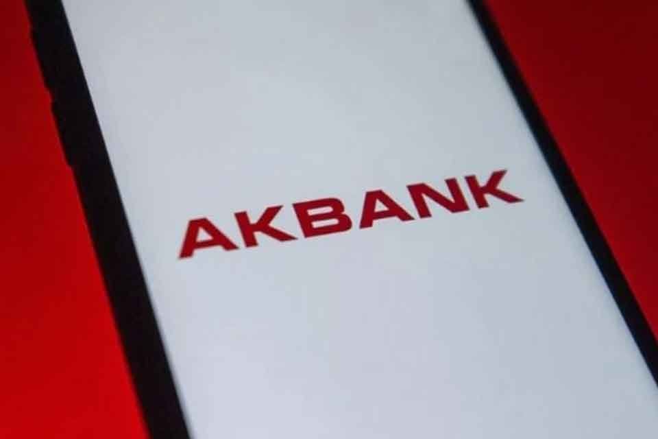 Akbank uygulamasını kullanan m&uuml;şteriler, sosyal medya hesapları &uuml;zerinden &ccedil;&ouml;kt&uuml; diye