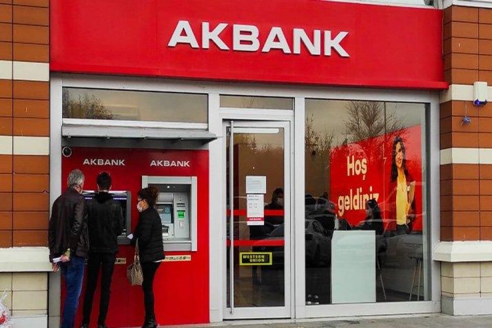 Akbank, mobil uygulamasına girmeye &ccedil;alışan kullanıcılar hatayla karşılaştı. Bayram &ouml;ncesi