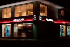 Akbank, yaklaşık iki g&uuml;nl&uuml;k &lsquo;arıza&rsquo;nın ardından normale d&ouml;nd&uuml;. Banka, Kamuoyu