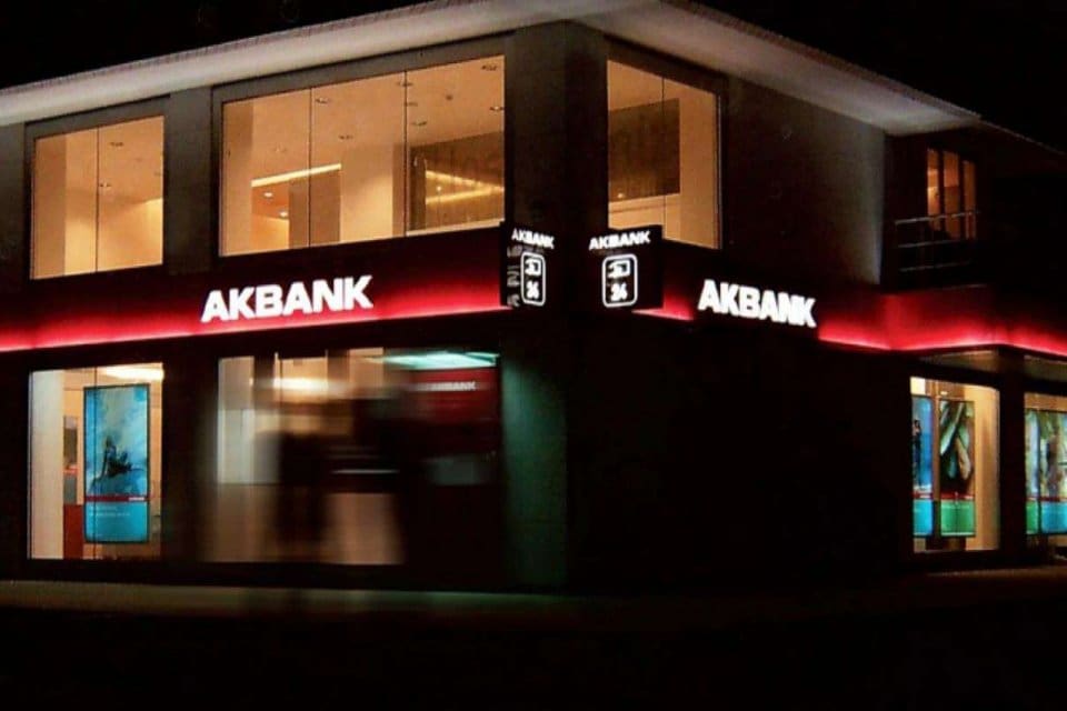 Akbank, yaklaşık iki g&uuml;nl&uuml;k &lsquo;arıza&rsquo;nın ardından normale d&ouml;nd&uuml;. Banka, Kamuoyu