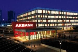 Akbank&lsquo;ta, iki g&uuml;n s&uuml;ren kesinti siber saldırı iddialarını beraberinde getirdi.
