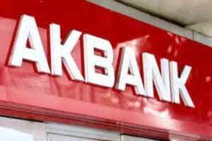 Akbank hizmet kesintilerine ilişkin yeni a&ccedil;ıklama yaptı. A&ccedil;ıklamada,&nbsp;"Sistemlerimizi &ouml;n&uuml;m&uuml;zdeki saatlerde