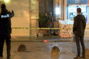 Beyoğlu'nda ş&uuml;pheli &ccedil;anta paniğe neden oldu. Polisin aldığı g&uuml;venlik &ouml;nlemlerine