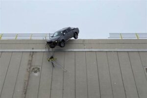 Konya'da kar yağışı nedeniyle kayganlaşan yolda İsmail Akay'nın kontrol&uuml;nden &ccedil;ıkan