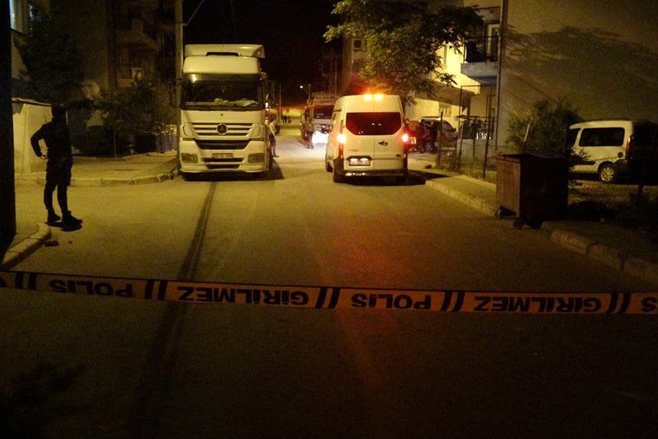 İzmir'in Bornova il&ccedil;esinde, akrabalar arasında &ccedil;ıkan silahlı kavgada 1 kişi