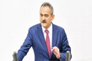 Milli Eğitim Bakanı Mahmut &Ouml;zer, "Orta&ouml;ğretim y&ouml;netmeliğinde de değişiklik yaptık,