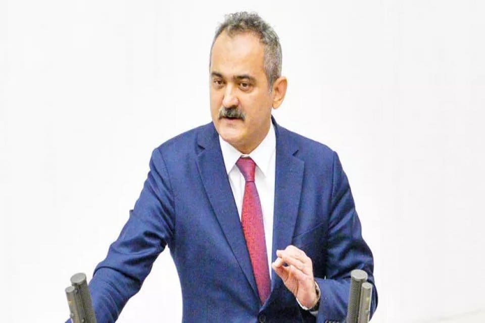 Milli Eğitim Bakanı Mahmut &Ouml;zer, "Orta&ouml;ğretim y&ouml;netmeliğinde de değişiklik yaptık,