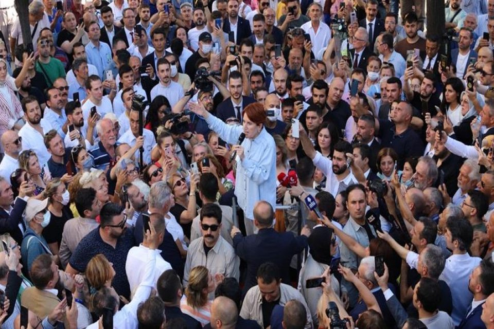 Zeytinburnu'nda vatandaşa seslenen Akşener, iktidara &ccedil;ağrıda bulunarak "En d&uuml;ş&uuml;k emekli