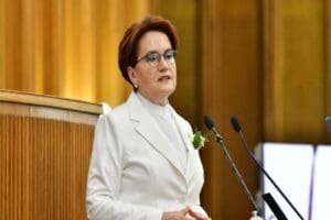 Meral Akşener, İYİ Parti grup toplantısında İYİ Partili L&uuml;tf&uuml; T&uuml;rkkan