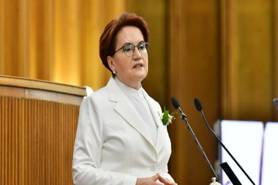 Meral Akşener, İYİ Parti grup toplantısında İYİ Partili L&uuml;tf&uuml; T&uuml;rkkan