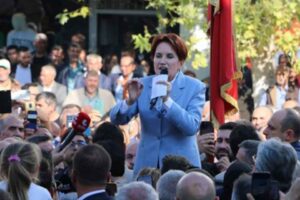 İYİ Parti lideri Akşener, Adana'nın İmamoğlu ilçesinde girdiği her dükkanda