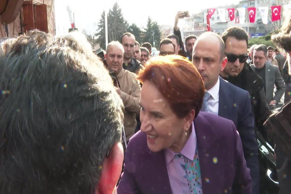 Akşener&rsquo;in dinlediği depremzede esnaf, &ldquo;Ben depremde annemi ve babamı kaybettim.