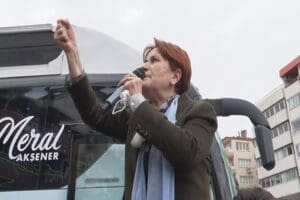 Manisa&rsquo;da esnaf ziyaretleri ger&ccedil;ekleştiren İYİ Parti lideri Meral Akşener, kendisini