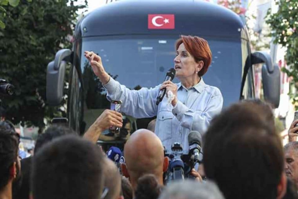 İYİ Parti Genel Başkanı Meral Akşener Sarıyer'de esnafı ziyaret etti.
