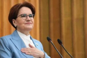 İYİ Parti Genel Başkanı Meral Akşener, ekonomik krizin &ouml;rneklerini verdiği