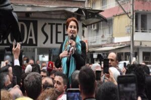 İYİ Parti Genel Başkanı Meral Akşener, Menderes'in ardından ge&ccedil;tiği Bornova