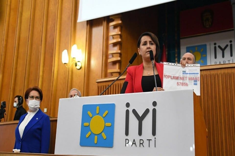 İzmir İl Sağlık M&uuml;d&uuml;rl&uuml;ğ&uuml;'n&uuml;n, İYİ Parti lideri Meral Akşener'in meclisteki