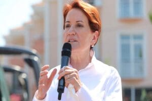 İYİ Parti Genel Başkanı Meral Akşener, Niğde'de bir kasapta &ccedil;ektiği