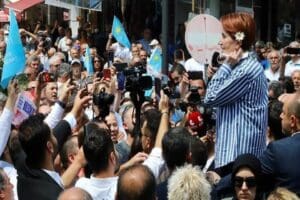 İYİ Parti lideri Meral Akşener, &ldquo;Sen tencerede ne pişireceğini d&uuml;ş&uuml;n&uuml;rken,