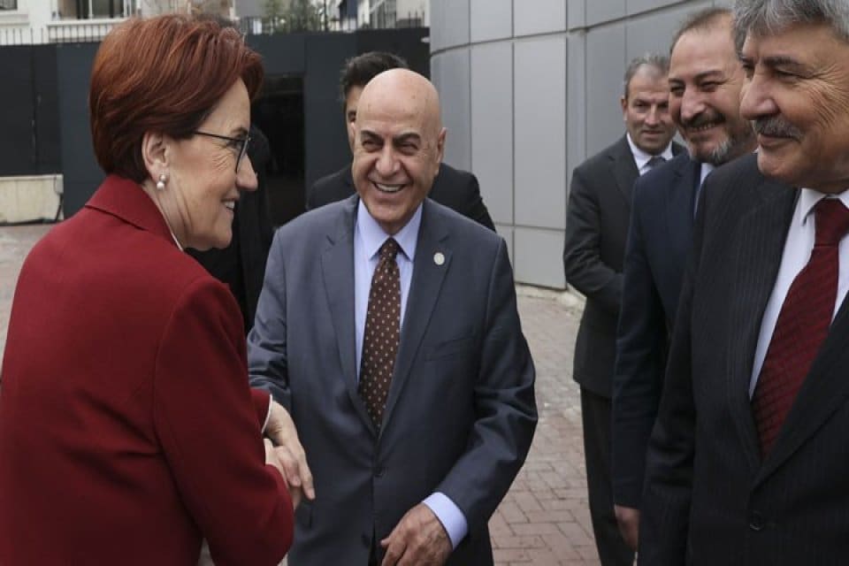 İYİ Parti Genel Başkanı Meral Akşener, partili belediye başkanlarıyla buluştu.Akşener'i,