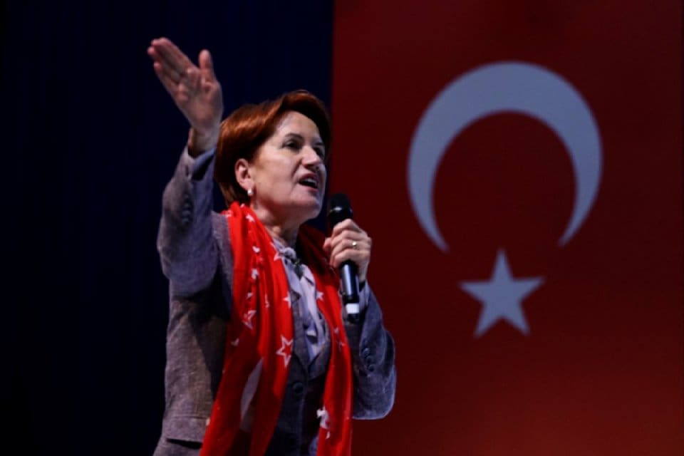 Anneler G&uuml;n&uuml; konserinde 'Başbakan Meral' sloganlarıyla karşılanan İYİ Parti lideri