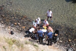 İzmir'in turistik il&ccedil;esi Fo&ccedil;a'da, karşıdan gelen otomobilden ka&ccedil;mak i&ccedil;in kenara