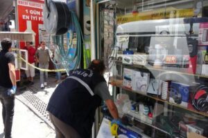 &nbsp;İzmir'in Bornova il&ccedil;esinde, bor&ccedil;- alacak nedeniyle aralarında husumet olan 2&nbsp;grup