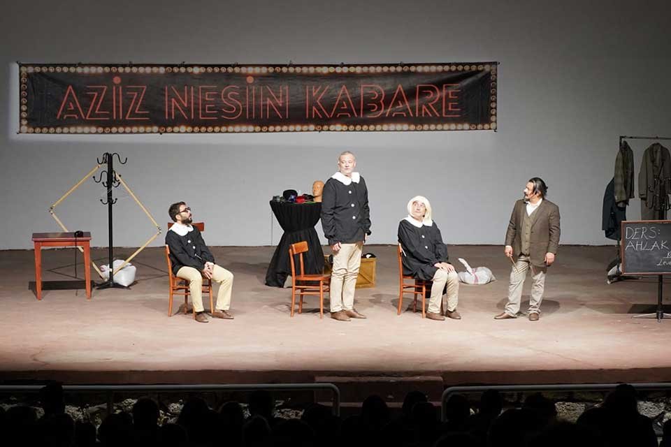 &Ccedil;eşme Belediyesi tarafından d&uuml;zenlenen &ldquo;Ala&ccedil;atı Tiyatro G&uuml;nleri&rdquo; 28 Eyl&uuml;l-15 Ekim