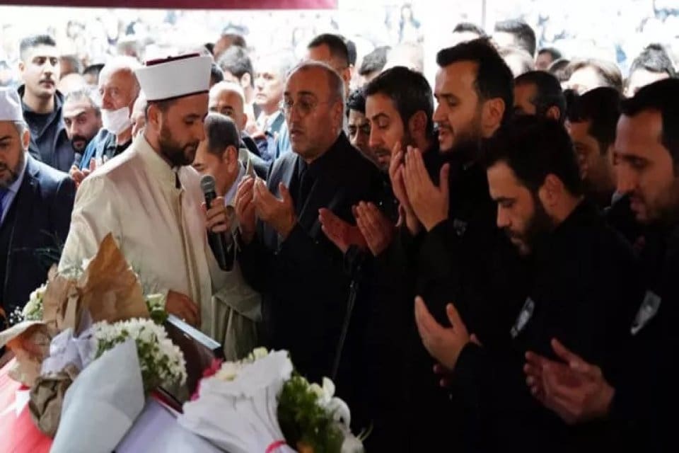 Galatasaray Kul&uuml;b&uuml;&nbsp;Eski 2. Başkanı&nbsp;Abdurrahim Albayrak&rsquo;ın torunu&nbsp;Batuhan Bostancı, Ey&uuml;p Sultan Camii&rsquo;nde