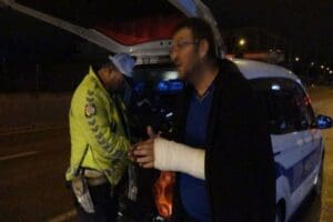 Bursa'nın Osmangazi il&ccedil;esinde metro duvarı ile kaldırıma &ccedil;arpan otomobildeki 1