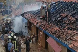 K&uuml;tahya'nın Gediz il&ccedil;esinde &ccedil;ıkan yangında iki ev ile bir odun