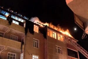 İstanbul Sultanbeyli'de 3 katlı bir binanın &ccedil;atı katında &ccedil;ıkan yangın,