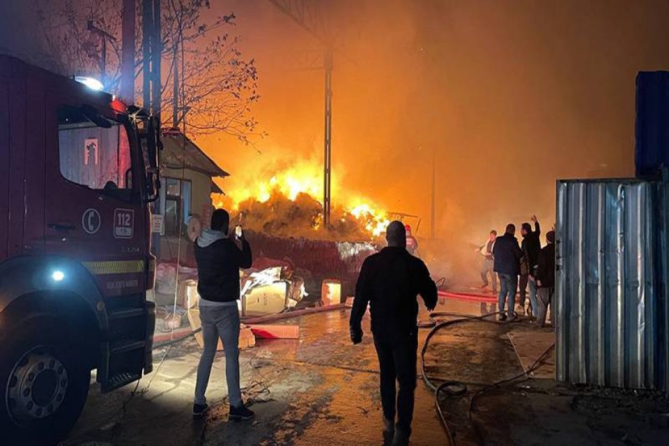 Sakarya'nın Arifiye il&ccedil;esinde, geri d&ouml;n&uuml;ş&uuml;m tesisinde &ccedil;ıkan yangında depolanan atık