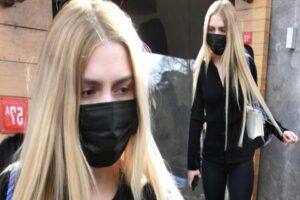 Ünlü şarkıcı Aleyna Tilki önceki gün Bebek’te bir kitapçı çıkışında