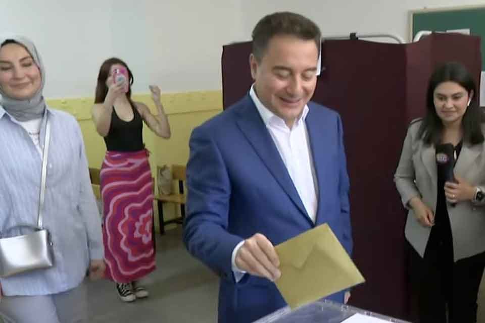 Babacan, "Se&ccedil;imler demokrasinin bayramıdır. Bug&uuml;n bayram g&uuml;n&uuml;m&uuml;z. Halkımızın egemenliğini ilan