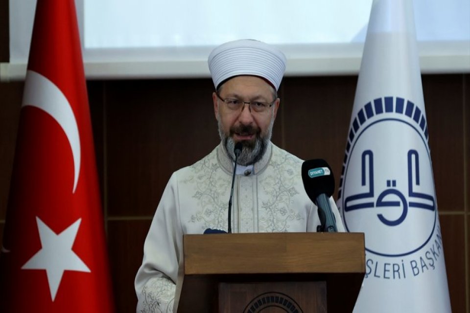Ali Erbaş'ın kitabında yeni skandal ifadeler Diyanet İşleri Başkanı Erbaş, Ali Ulvi Kurucu’nun kitabından “caminin ot