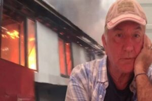 İstanbul Sarıyer'de Ali Poyrazoğlu Tiyatrosu'na ait depo, &ccedil;ıkan yangında k&uuml;le