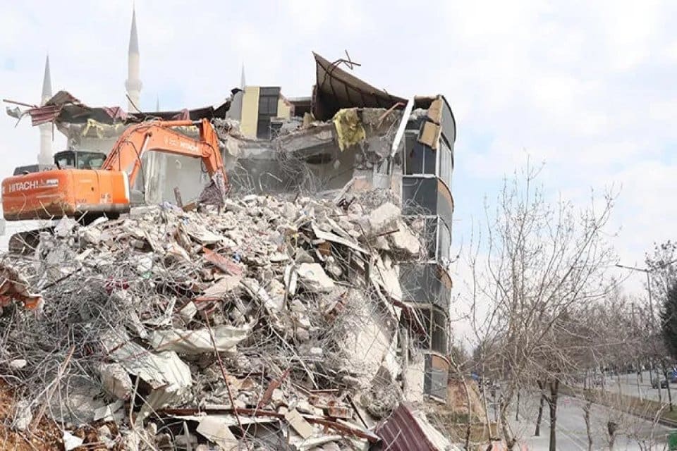 İstanbul Valisi Ali Yerlikaya, deprem b&ouml;lgesinden gelen 476 &ouml;ğrencinin bug&uuml;n